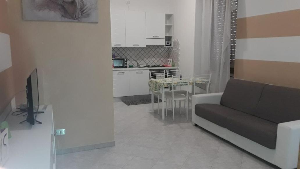 Marilyn House Apartment เดเซนซาโนเดลการ์ดา ภายนอก รูปภาพ
